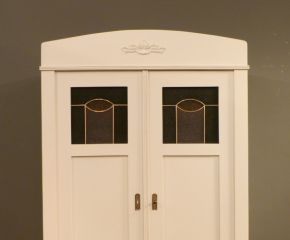 Klassischer Jugendstilschrank mit Verglasung, Fichte weiss lasiert um 1910