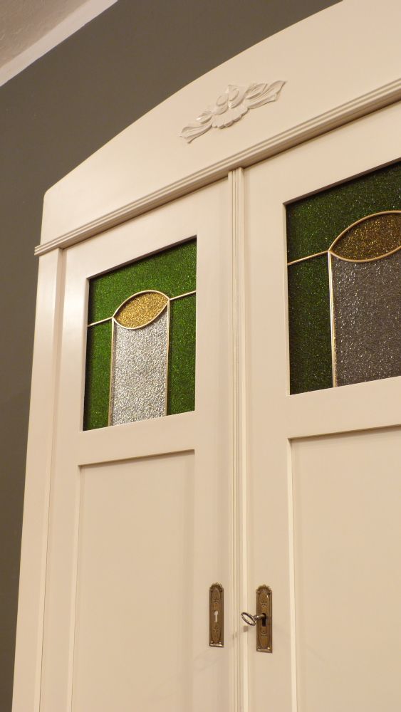 Antike Möbel, antiker Kleiderschrank, Fichte weiß lasiert, um 1910 mit Verglasung Antike Möbel, antiker Kleiderschrank, Fichte weiß lasiert, um 1910 mit Verglasung