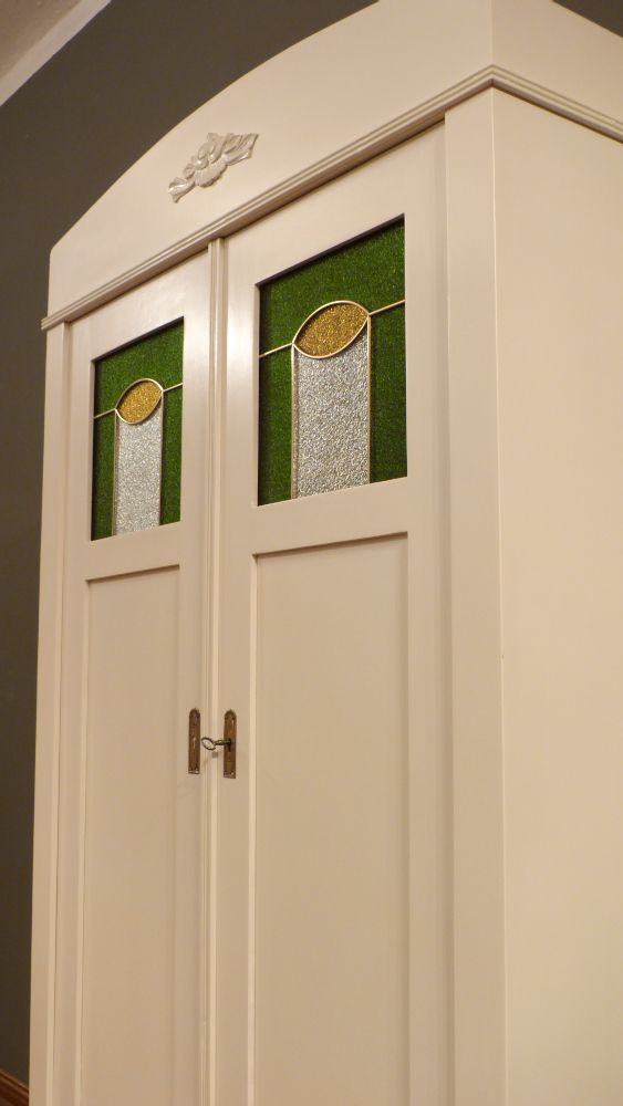 Antike Möbel, antiker Kleiderschrank, Fichte weiß lasiert, um 1910 mit Verglasung Antike Möbel, antiker Kleiderschrank, Fichte weiß lasiert, um 1910 mit Verglasung