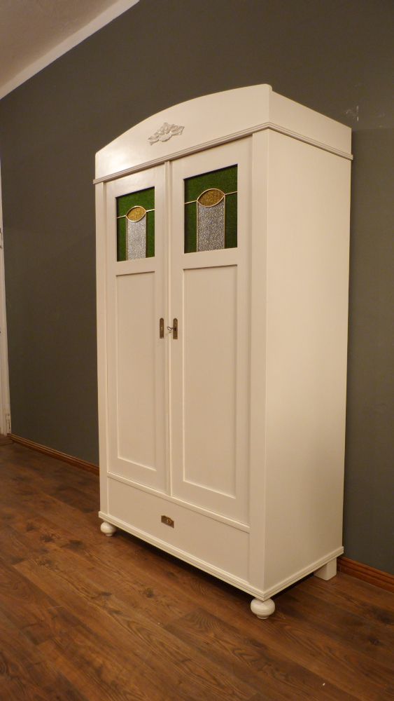 Antike Möbel, antiker Kleiderschrank, Fichte weiß lasiert, um 1910 mit Verglasung Antike Möbel, antiker Kleiderschrank, Fichte weiß lasiert, um 1910 mit Verglasung
