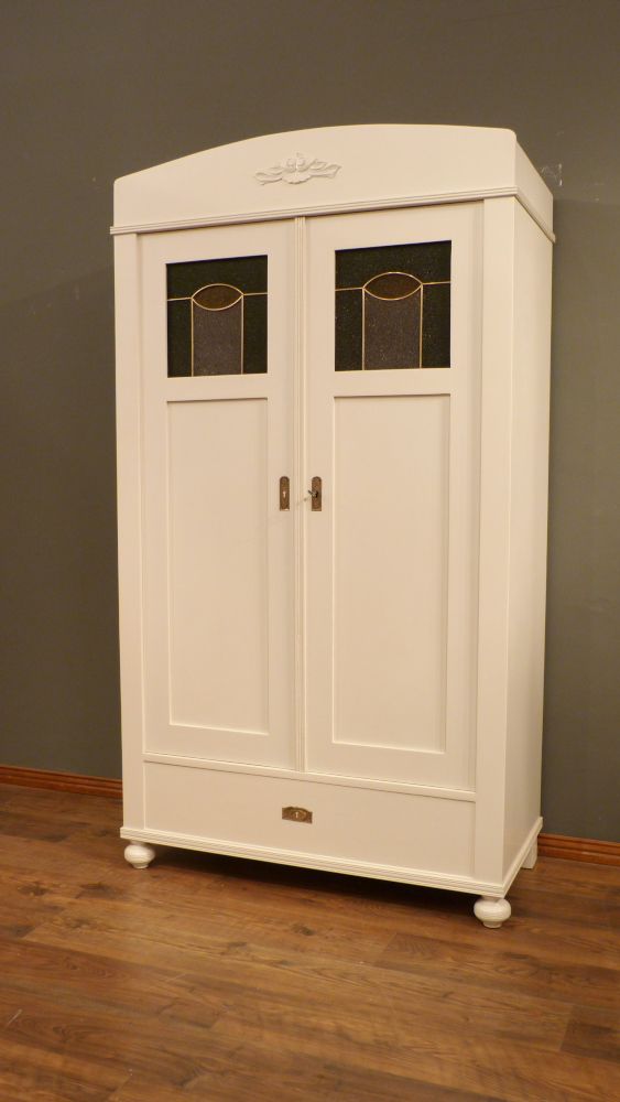 Antike Möbel, antiker Kleiderschrank, Fichte weiß lasiert, um 1910 mit Verglasung Antike Möbel, antiker Kleiderschrank, Fichte weiß lasiert, um 1910 mit Verglasung