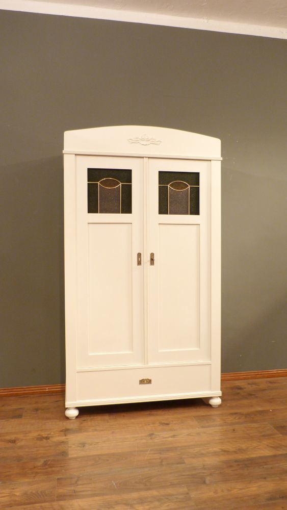 Antike Möbel, antiker Kleiderschrank, Fichte weiß lasiert, um 1910 mit Verglasung Antike Möbel, antiker Kleiderschrank, Fichte weiß lasiert, um 1910 mit Verglasung