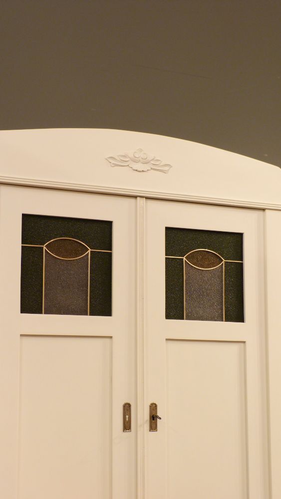 Antike Möbel, antiker Kleiderschrank, Fichte weiß lasiert, um 1910 mit Verglasung Antike Möbel, antiker Kleiderschrank, Fichte weiß lasiert, um 1910 mit Verglasung