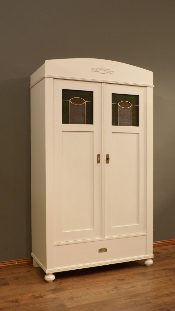 Antike Möbel, antiker Kleiderschrank, Fichte weiß lasiert, um 1910 mit Verglasung Antike Möbel, antiker Kleiderschrank, Fichte weiß lasiert, um 1910 mit Verglasung