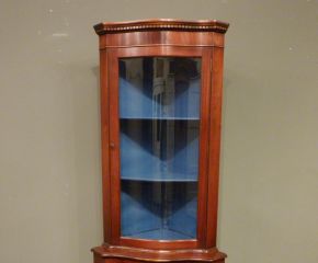 Mahagoni Eckschrank, Stilmöbel aus England Mahagoni Eckschrank, Stilmöbel aus England