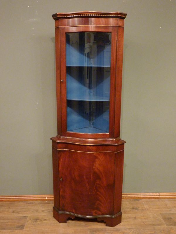 Mahagoni Eckschrank, Stilmöbel aus England Mahagoni Eckschrank, Stilmöbel aus England