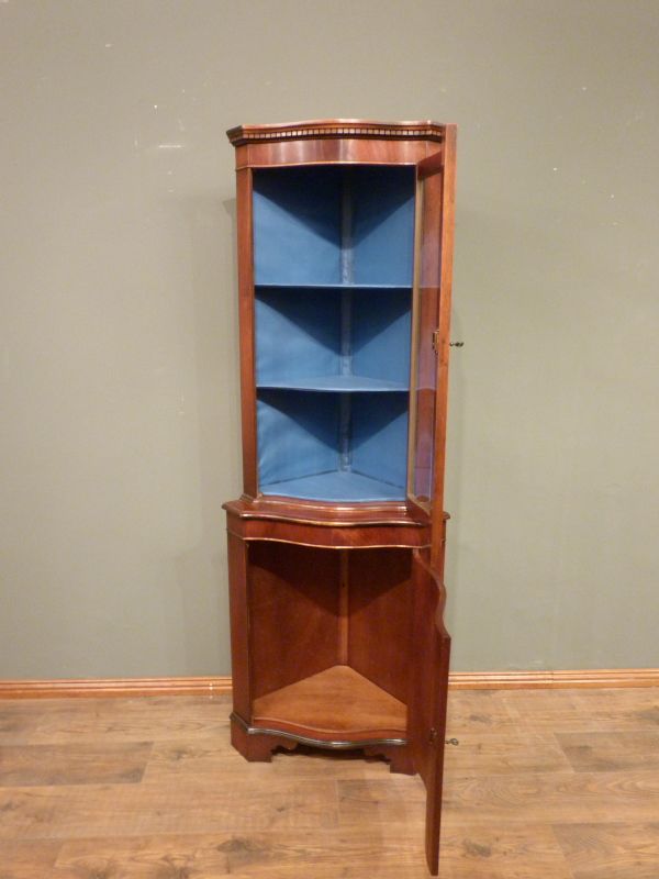 Mahagoni Eckschrank, Stilmöbel aus England Mahagoni Eckschrank, Stilmöbel aus England