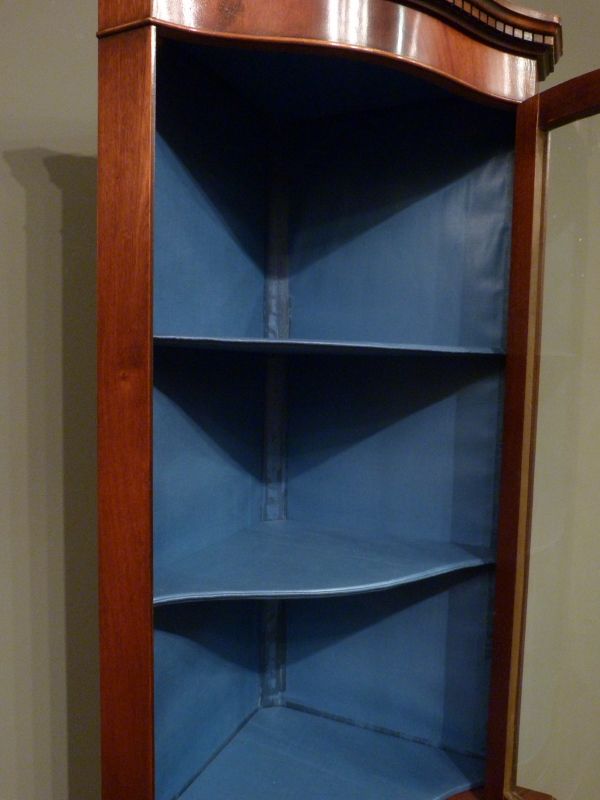 Mahagoni Eckschrank, Stilmöbel aus England Mahagoni Eckschrank, Stilmöbel aus England