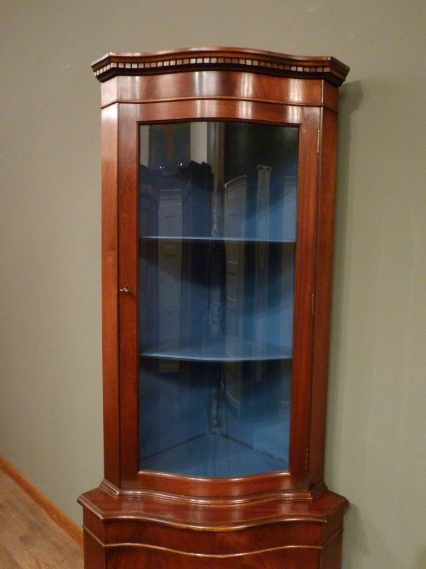 Mahagoni Eckschrank, Stilmöbel aus England Mahagoni Eckschrank, Stilmöbel aus England