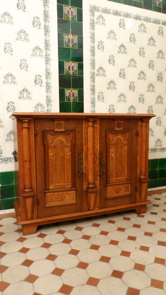Neorenaissance Halbschrank, Eiche 19. Jahrhundert Neorenaissance Halbschrank, Eiche 19. Jahrhundert