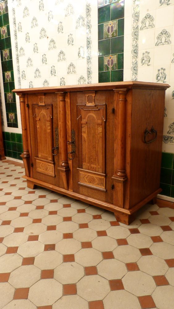 Neorenaissance Halbschrank, Eiche 19. Jahrhundert Neorenaissance Halbschrank, Eiche 19. Jahrhundert