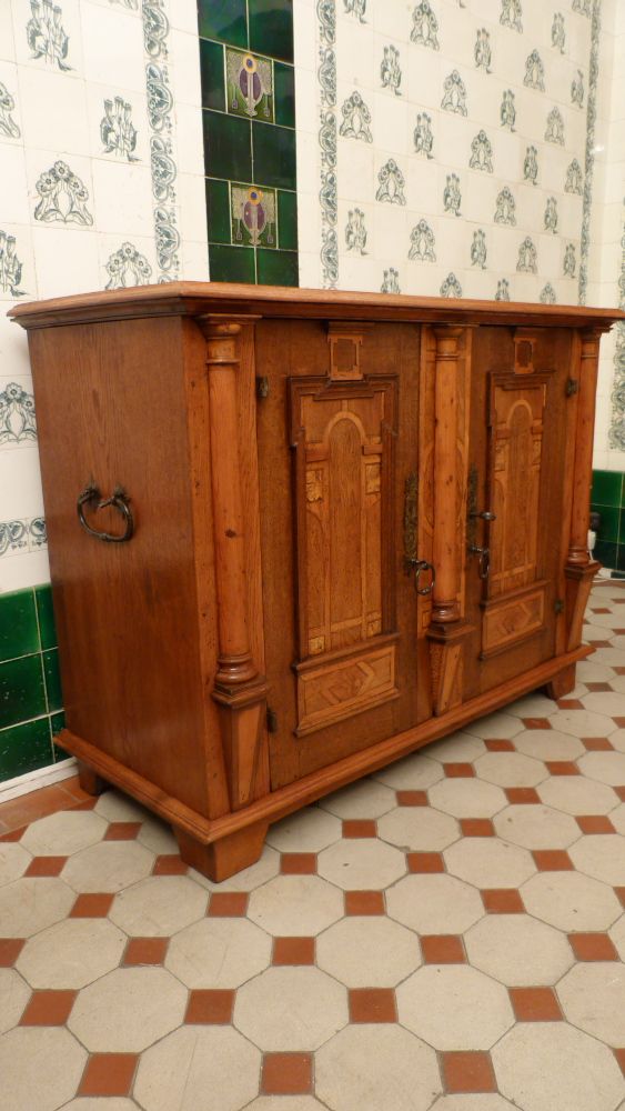 Neorenaissance Halbschrank, Eiche 19. Jahrhundert Neorenaissance Halbschrank, Eiche 19. Jahrhundert