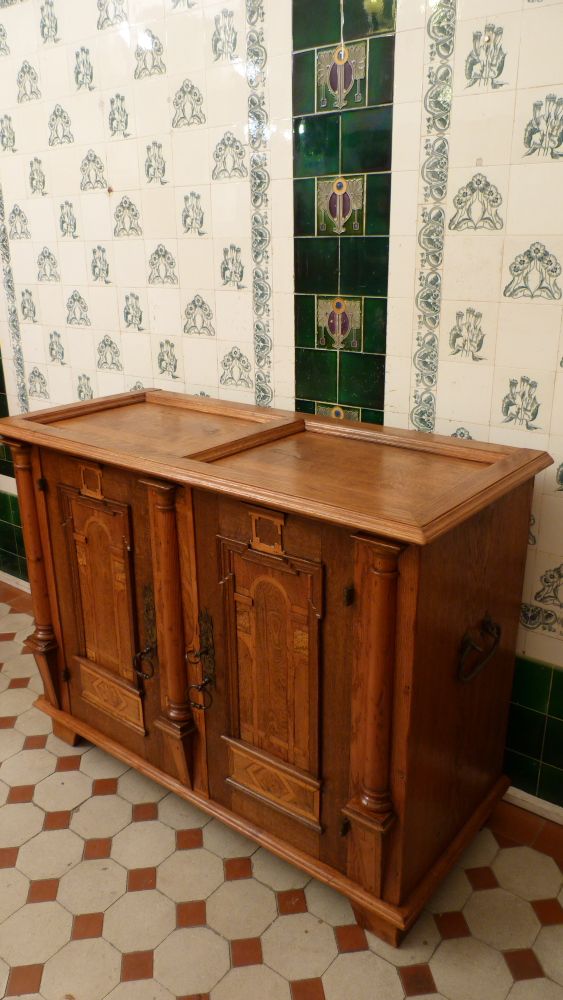 Neorenaissance Halbschrank, Eiche 19. Jahrhundert Neorenaissance Halbschrank, Eiche 19. Jahrhundert