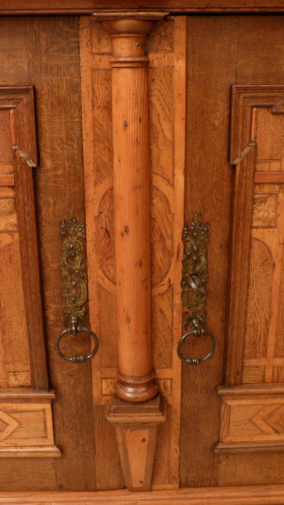 Neorenaissance Halbschrank, Eiche 19. Jahrhundert Neorenaissance Halbschrank, Eiche 19. Jahrhundert