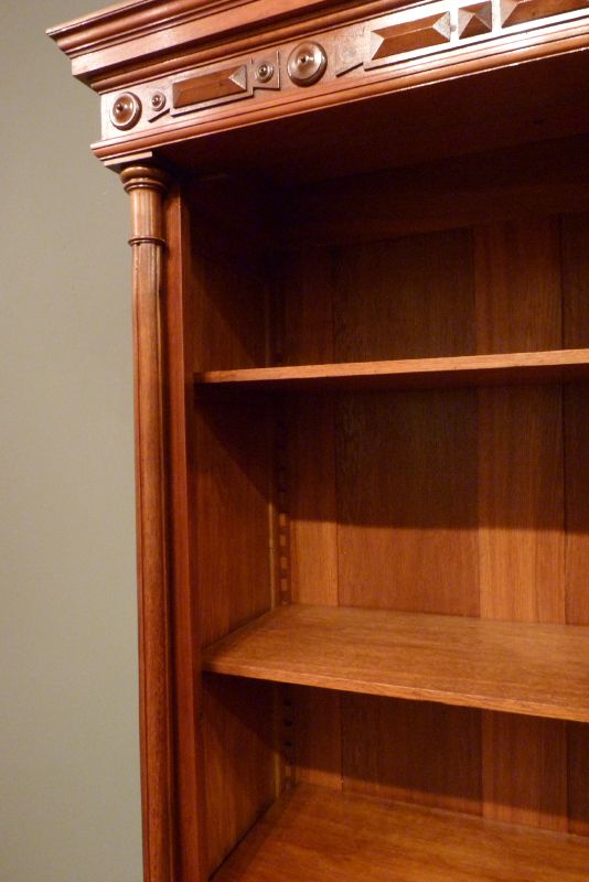 Antiker Bücherschrank aus der Gründerzeit, Nussbaum 1880 Antiker Bücherschrank aus der Gründerzeit, Nussbaum 1880
