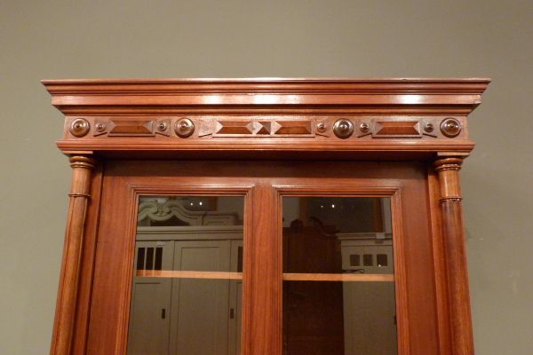 Antiker Bücherschrank aus der Gründerzeit, Nussbaum 1880 Antiker Bücherschrank aus der Gründerzeit, Nussbaum 1880