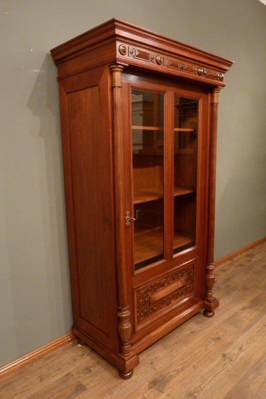 Antiker Bücherschrank aus der Gründerzeit, Nussbaum 1880 Antiker Bücherschrank aus der Gründerzeit, Nussbaum 1880