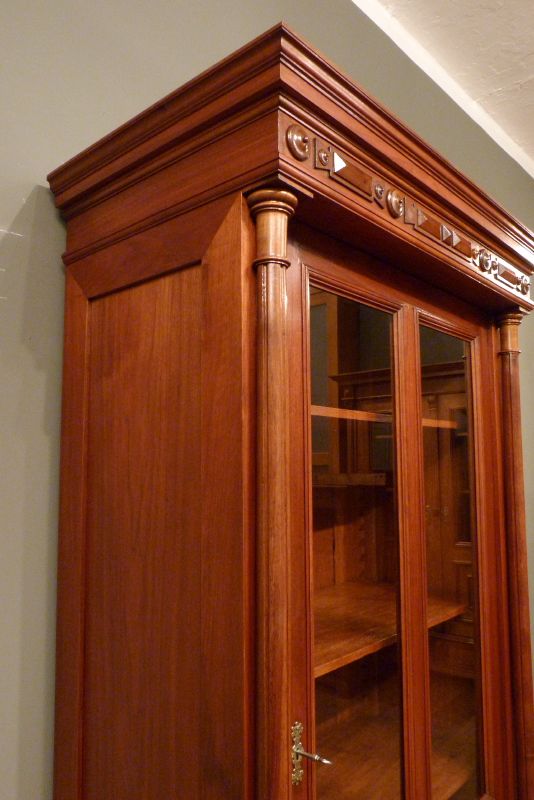 Antiker Bücherschrank aus der Gründerzeit, Nussbaum 1880 Antiker Bücherschrank aus der Gründerzeit, Nussbaum 1880