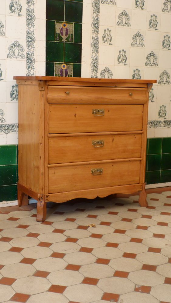 Schlichte vierschübige Kommode, Fichte um 1900 Schlichte vierschübige Kommode, Fichte um 1900