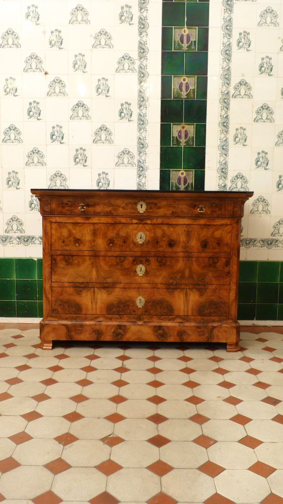 Elegante Biedermeierkommode, Nussbaum handpoliert um 1850 Elegante Biedermeierkommode, Nussbaum handpoliert um 1850