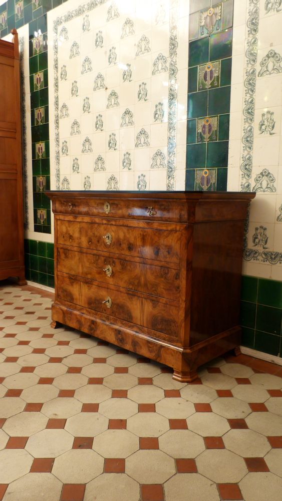 Elegante Biedermeierkommode, Nussbaum handpoliert um 1850 Elegante Biedermeierkommode, Nussbaum handpoliert um 1850