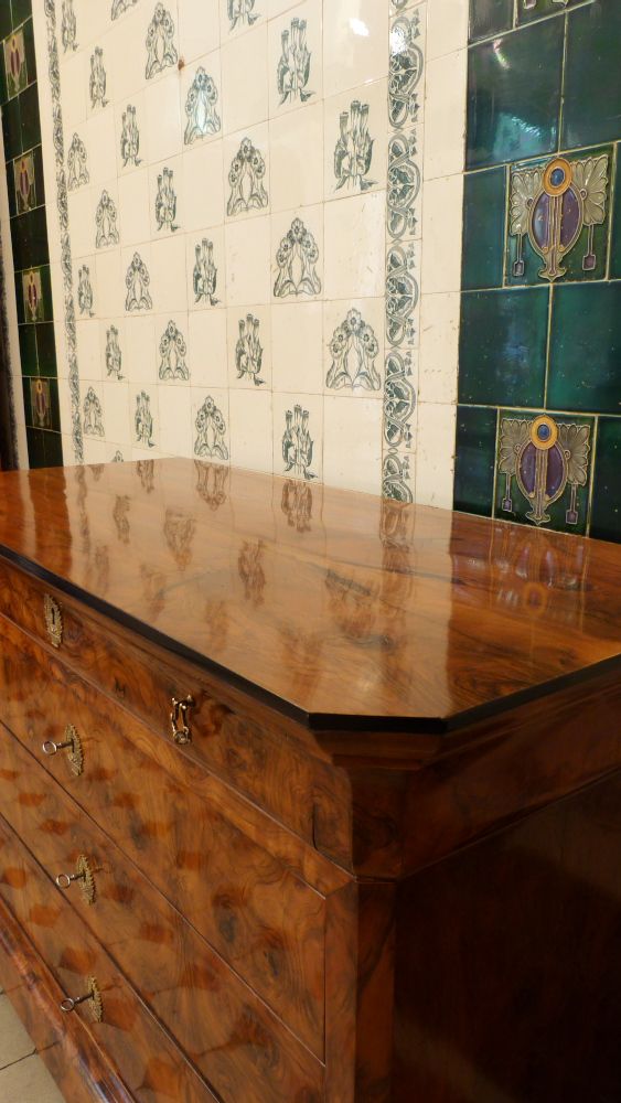 Elegante Biedermeierkommode, Nussbaum handpoliert um 1850 Elegante Biedermeierkommode, Nussbaum handpoliert um 1850