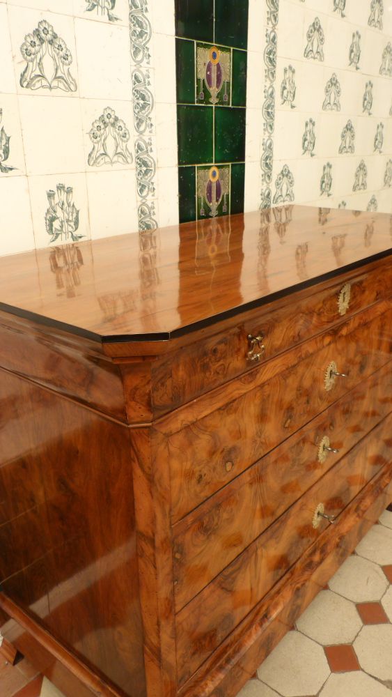 Elegante Biedermeierkommode, Nussbaum handpoliert um 1850 Elegante Biedermeierkommode, Nussbaum handpoliert um 1850