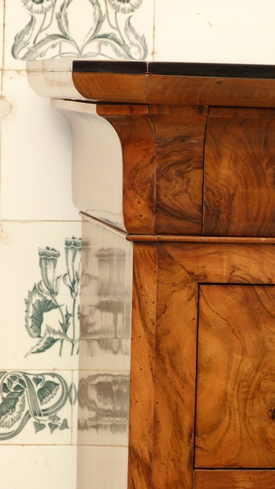 Elegante Biedermeierkommode, Nussbaum handpoliert um 1850 Elegante Biedermeierkommode, Nussbaum handpoliert um 1850