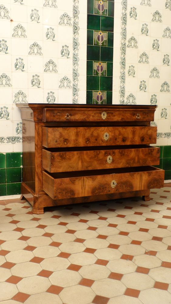 Elegante Biedermeierkommode, Nussbaum handpoliert um 1850 Elegante Biedermeierkommode, Nussbaum handpoliert um 1850