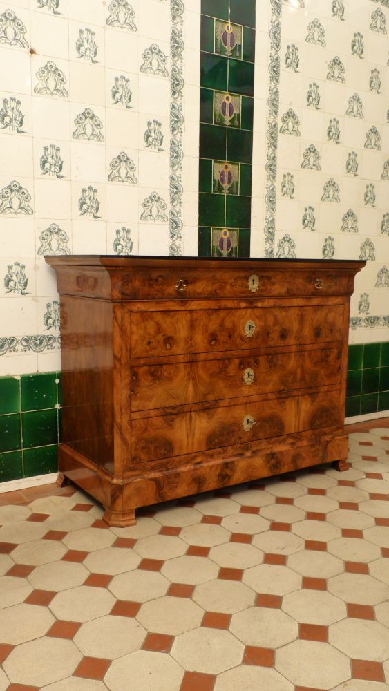 Elegante Biedermeierkommode, Nussbaum handpoliert um 1850 Elegante Biedermeierkommode, Nussbaum handpoliert um 1850