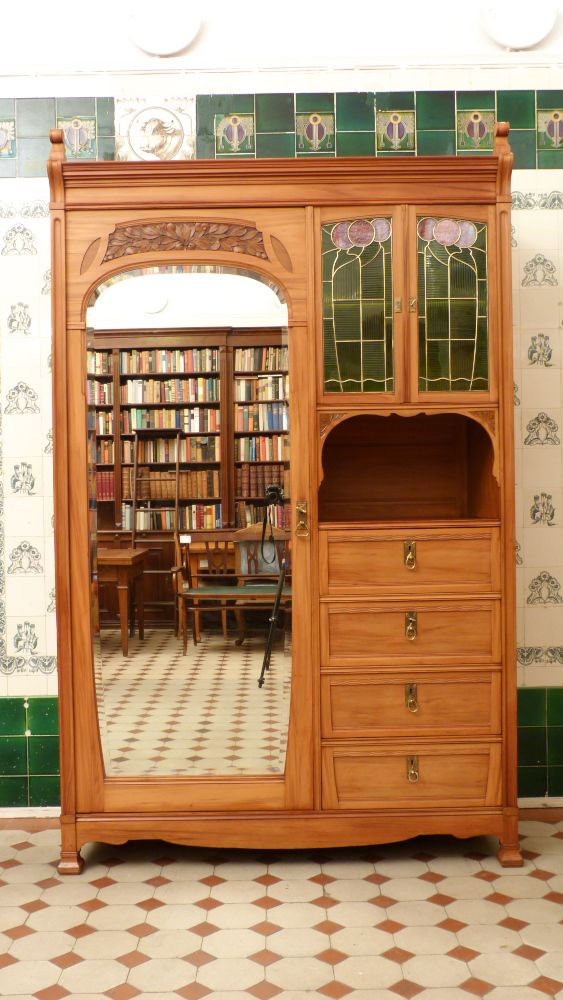 Asymetrischer Jugendstil Kirschholzschrank mit floraler Verglasung Asymetrischer Jugendstil Kirschholzschrank mit floraler Verglasung