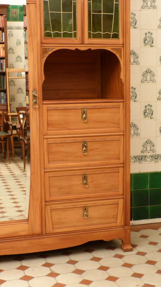 Asymetrischer Jugendstil Kirschholzschrank mit floraler Verglasung Asymetrischer Jugendstil Kirschholzschrank mit floraler Verglasung