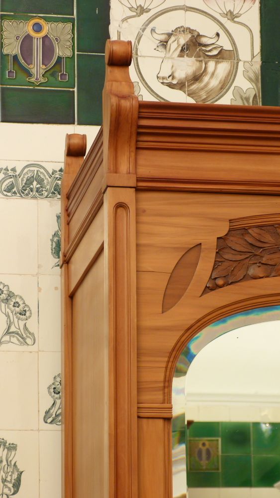 Asymetrischer Jugendstil Kirschholzschrank mit floraler Verglasung Asymetrischer Jugendstil Kirschholzschrank mit floraler Verglasung