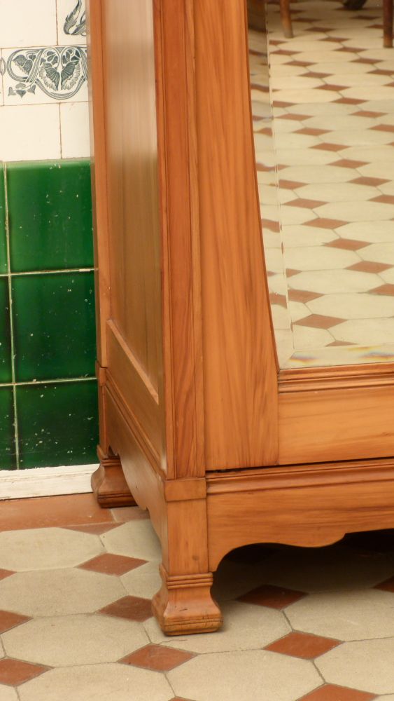 Asymetrischer Jugendstil Kirschholzschrank mit floraler Verglasung Asymetrischer Jugendstil Kirschholzschrank mit floraler Verglasung