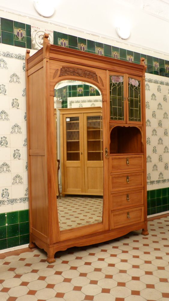 Asymetrischer Jugendstil Kirschholzschrank mit floraler Verglasung Asymetrischer Jugendstil Kirschholzschrank mit floraler Verglasung