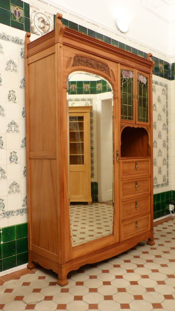 Asymetrischer Jugendstil Kirschholzschrank mit floraler Verglasung Asymetrischer Jugendstil Kirschholzschrank mit floraler Verglasung
