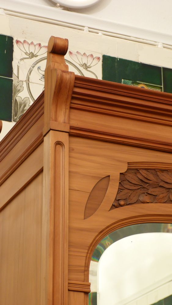 Asymetrischer Jugendstil Kirschholzschrank mit floraler Verglasung Asymetrischer Jugendstil Kirschholzschrank mit floraler Verglasung