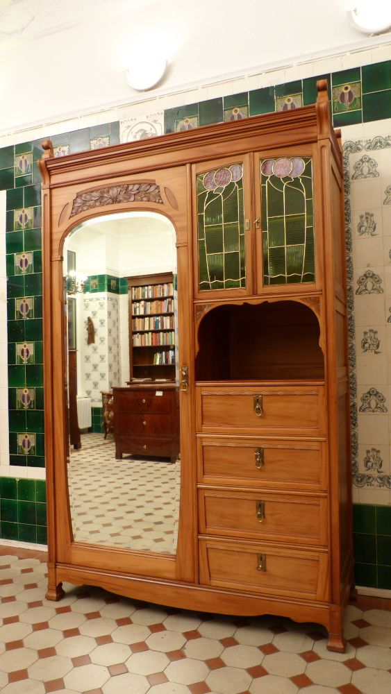 Asymetrischer Jugendstil Kirschholzschrank mit floraler Verglasung Asymetrischer Jugendstil Kirschholzschrank mit floraler Verglasung