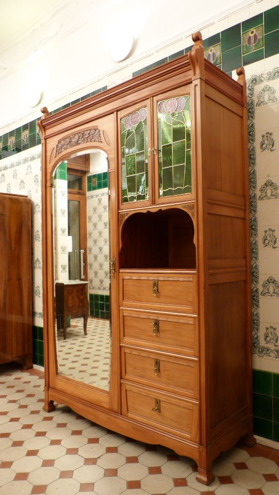 Asymetrischer Jugendstil Kirschholzschrank mit floraler Verglasung Asymetrischer Jugendstil Kirschholzschrank mit floraler Verglasung