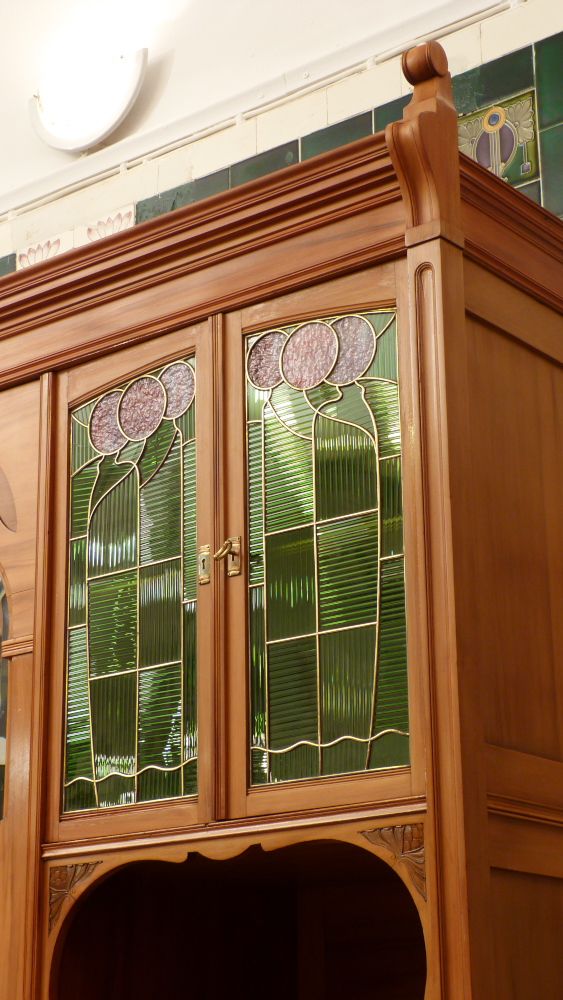 Asymetrischer Jugendstil Kirschholzschrank mit floraler Verglasung Asymetrischer Jugendstil Kirschholzschrank mit floraler Verglasung