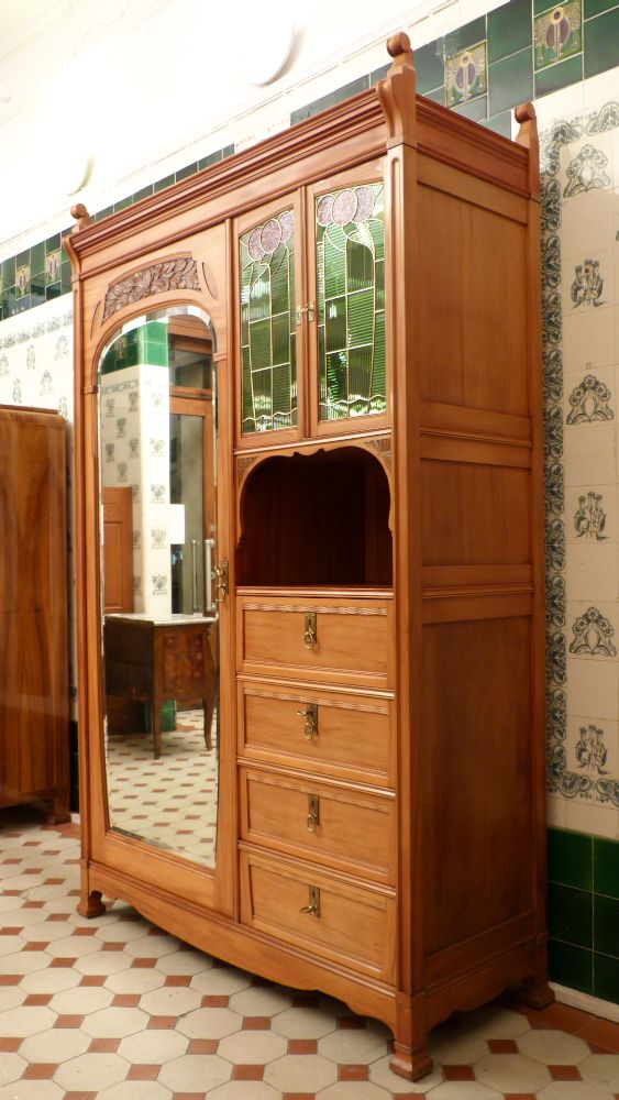 Asymetrischer Jugendstil Kirschholzschrank mit floraler Verglasung Asymetrischer Jugendstil Kirschholzschrank mit floraler Verglasung