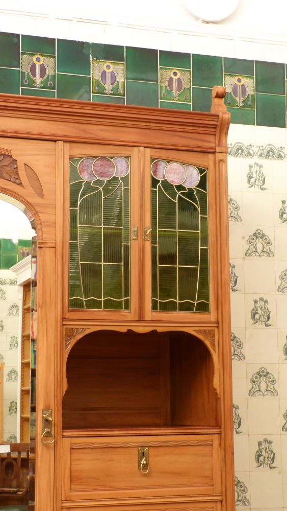 Asymetrischer Jugendstil Kirschholzschrank mit floraler Verglasung Asymetrischer Jugendstil Kirschholzschrank mit floraler Verglasung