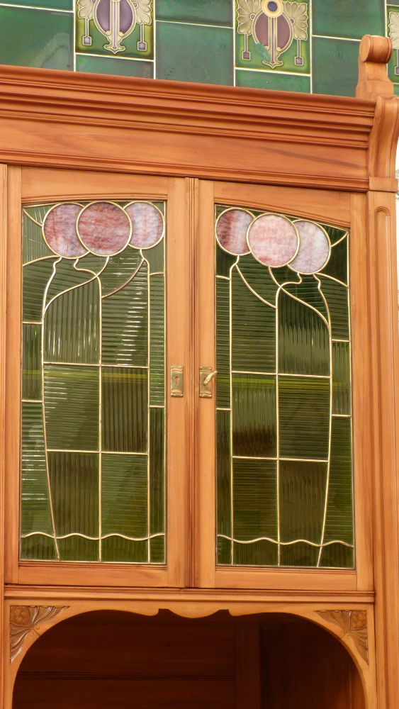 Asymetrischer Jugendstil Kirschholzschrank mit floraler Verglasung Asymetrischer Jugendstil Kirschholzschrank mit floraler Verglasung