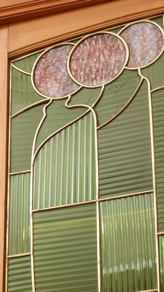 Asymetrischer Jugendstil Kirschholzschrank mit floraler Verglasung Asymetrischer Jugendstil Kirschholzschrank mit floraler Verglasung