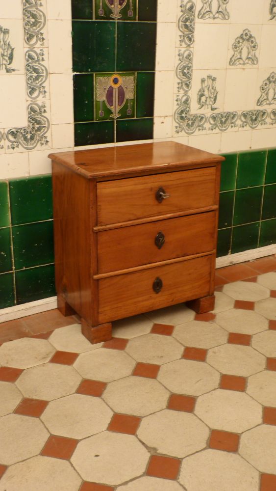 Spätbiedermeier Modellkommode, Esche um 1860 Spätbiedermeier Modellkommode, Esche um 1860