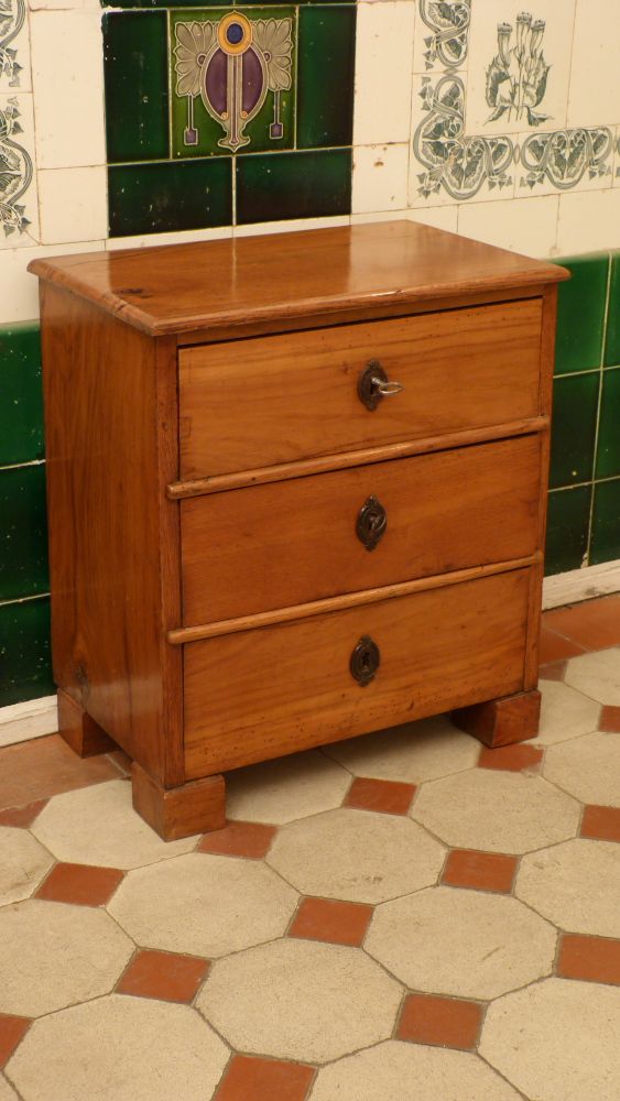 Spätbiedermeier Modellkommode, Esche um 1860 Spätbiedermeier Modellkommode, Esche um 1860