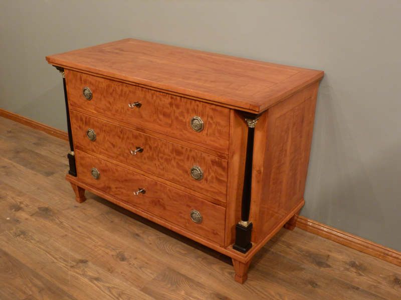 Antike Möbel, antike Biedermeier Kommode aus Birkenholz, um 1840