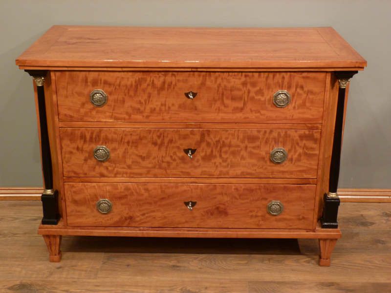 Antike Möbel, antike Biedermeier Kommode aus Birkenholz, um 1840