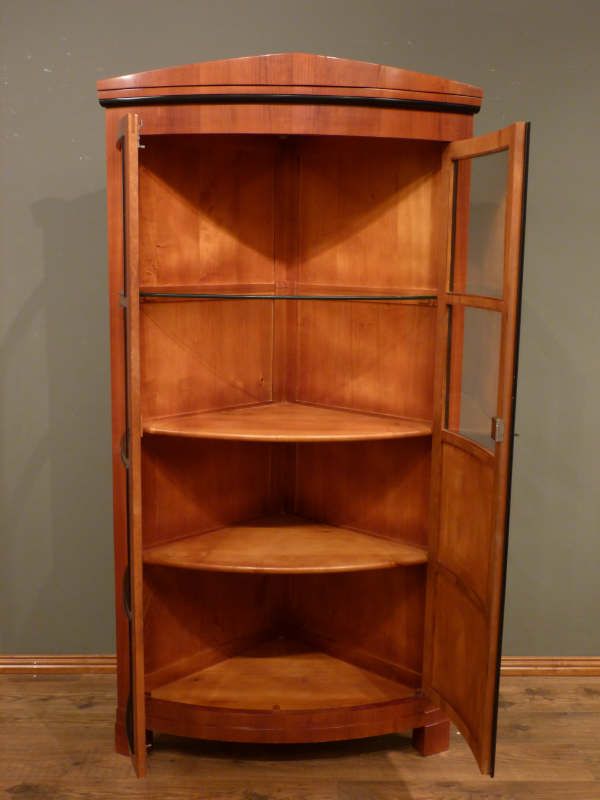 Antike Möbel, antiker Eckschrank in Biedermeierstil