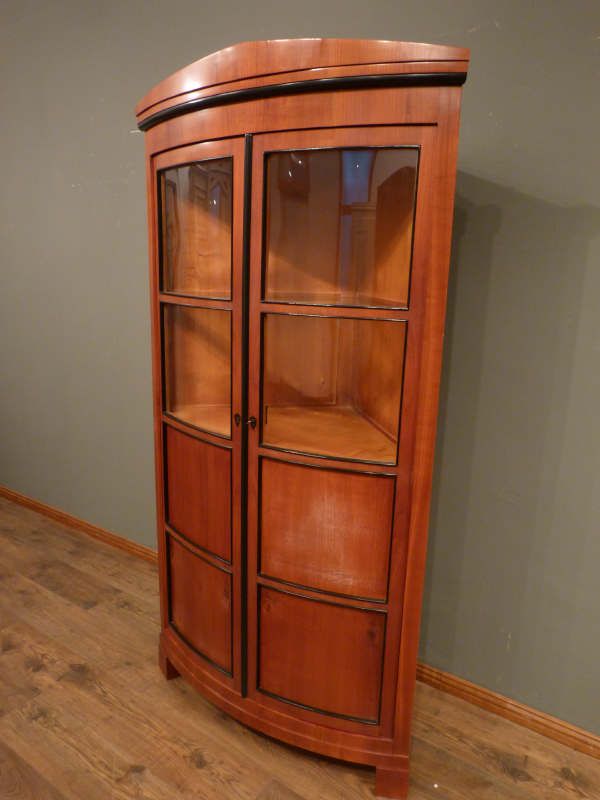 Antike Möbel, antiker Eckschrank in Biedermeierstil